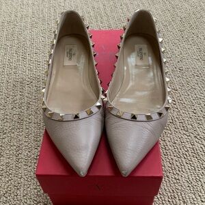 Valentino rockstud flats in the color petal. Size 39 (9)